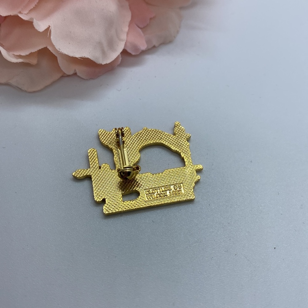 Vintage Clotilde Wilcox Black Sewing Machine Brooch Pin - Picture 4 of 6
